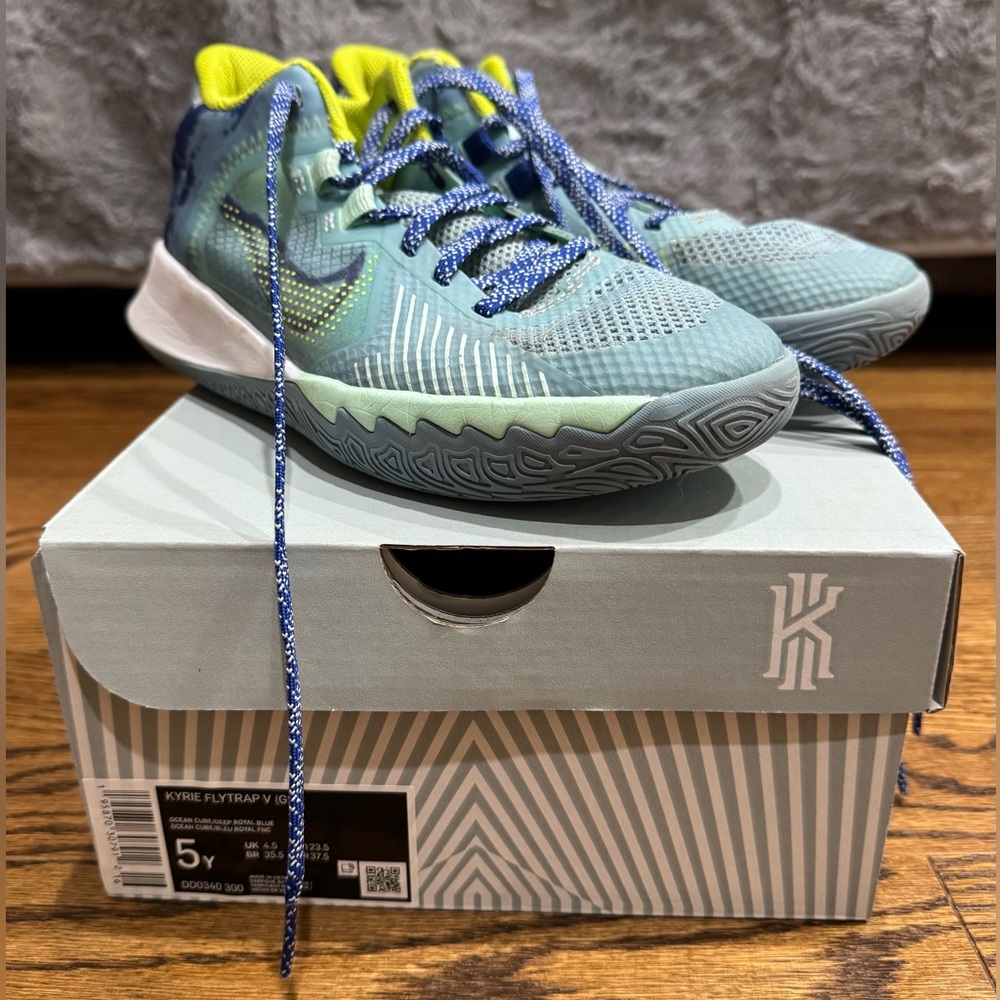 GUC Kyrie Flytrap V in ocean cube/deep royal blue, youth size 5.